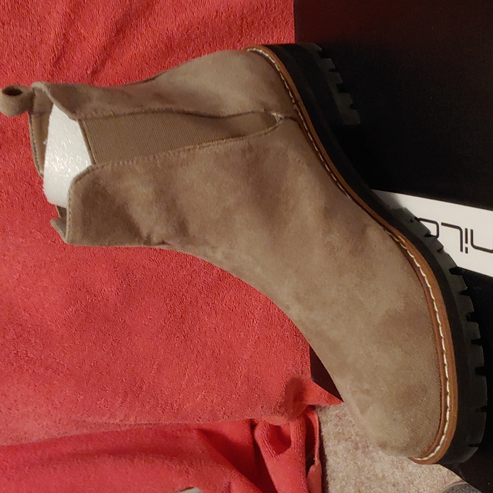 UniLady Chelsea Boots Size 11 Taupe Suede